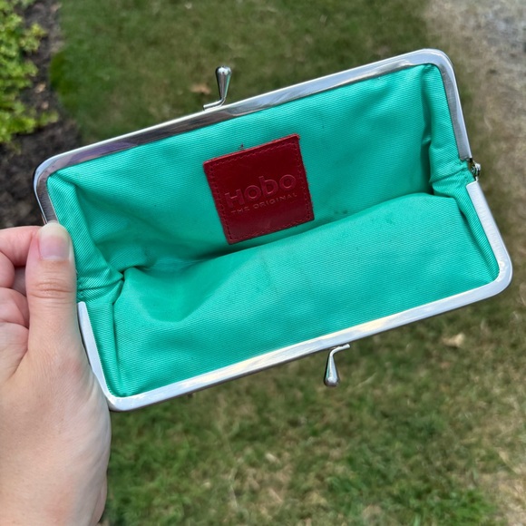 Hobo Lauren Daisies Floral Kiss Lock Clutch Wallet - Picture 7 of 10